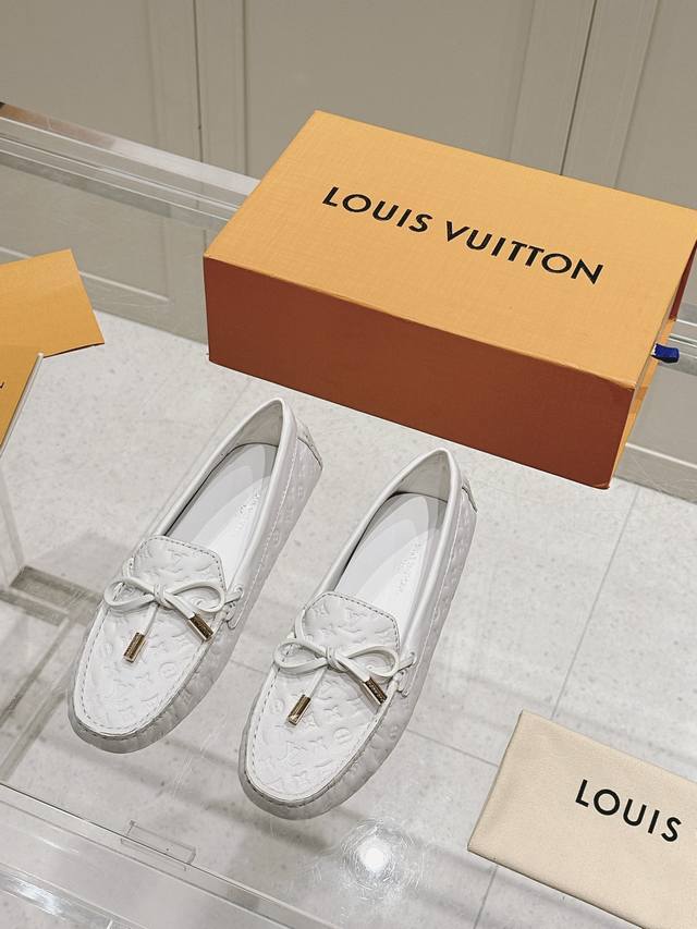 高版 Louis Vuitton 路易威登 Lv豆豆鞋；乐福鞋；平底鞋；开车鞋 鞋面采用牛漆皮；牛皮；老花皮；全皮包裹，纯手工缝纫鞋面，Lv微章钢印标识点缀 内